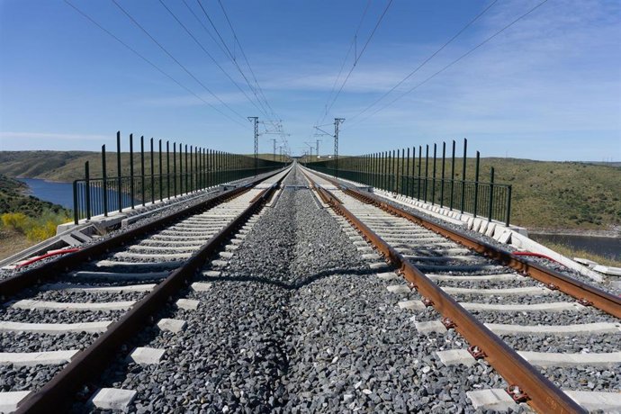 Archivo - Imagen de archivo de una vía de tren