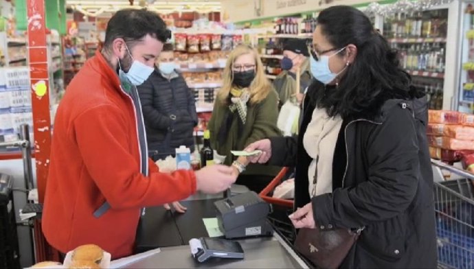 Medio centenar de establecimientos del municipio se han adherido a la campaña impulsada por el Ayuntamiento de Villanueva del Ariscal.