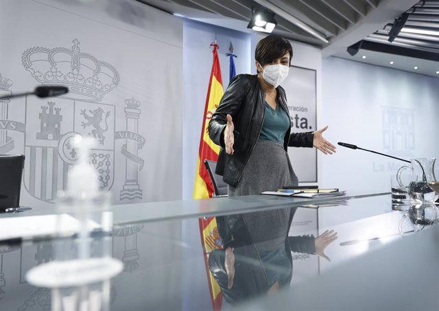 La ministra de Política Territorial y portavoz del Gobierno, Isabel Rodríguez, conversa con los periodistas tras una rueda de prensa posterior a una reunión del Consejo de Ministros, a 7 de diciembre de 2021, en Madrid (España). Durante la rueda de prensa