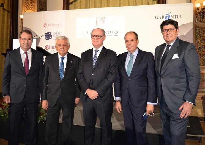 El Instituto Español de Analistas Financieros (IEAF) ha entregado su insignia de oro al presidente de la Bolsa de Madrid, David Jiménez-Blanco.