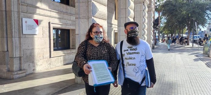 Vecinos del Don Pepe entregan firmas al Govern