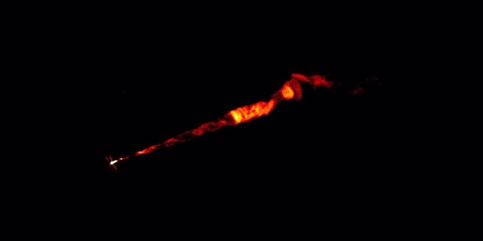 Imagen obtenida por el VLA del chorro de radio de M87, construido a partir de múltiples radiofrecuencias. El chorro que se ve en la imagen está a unos 8 000 años luz de distancia.
