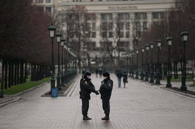 Policías con mascarilla en Moscú