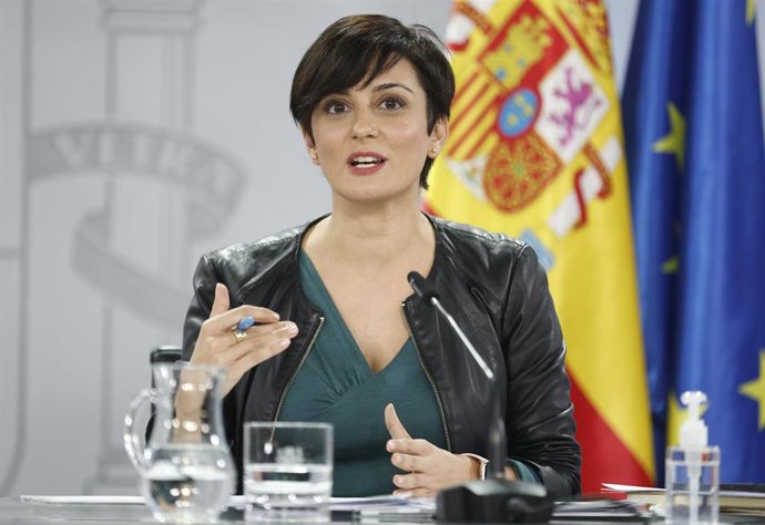 La ministra de Política Territorial y portavoz del Gobierno, Isabel Rodríguez, comparece tras una reunión del Consejo de Ministros, a 7 de diciembre de 2021, en Madrid (España). Durante la rueda de prensa han confirmado la aprobación de la nueva regulac