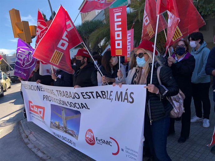 Concentración de CCOO y UGT frente a la Delegación del SEPE en Mallorca.