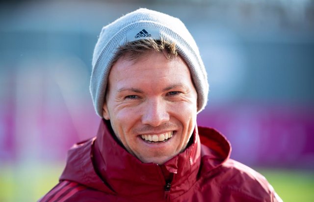 07 December 2021, Bavaria, Munich: Bayern Munich coach Julian Nagelsmann leads a training session for the team at Saebener Strasse training ground, ahead of Wednesday's UEFA Champions League Group E soccer match against Barcelona. Photo: Sven Hoppe/dpa