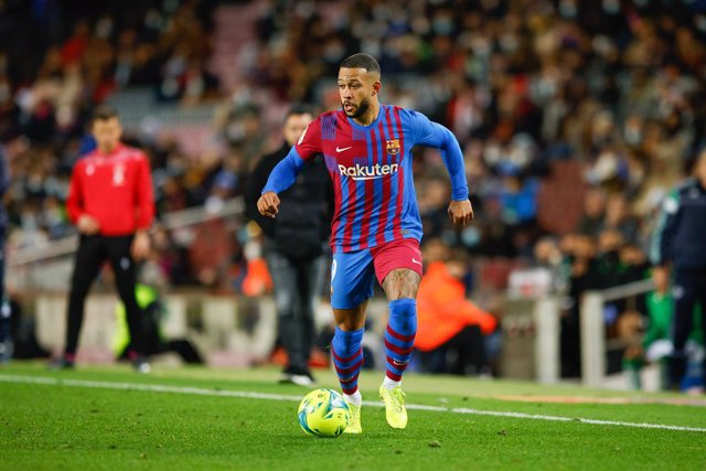 09 Memphis Depay of FC Barcelona in action during the La Liga match between FC Barcelona and Betis at Camp Nou Stadium on December 04, 2021 in Barcelona.
