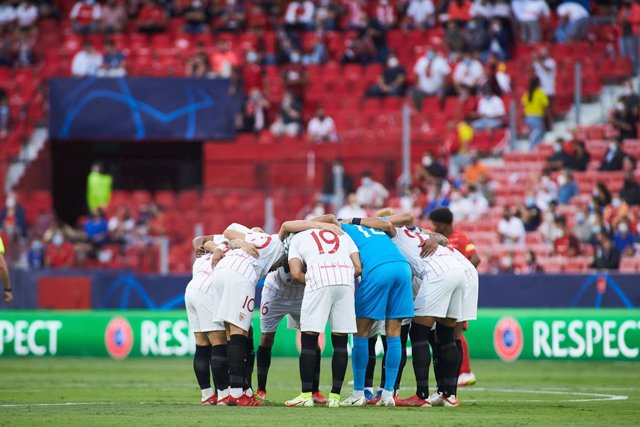 Archivo - Formation of Sevilla during the UEFA Champions League, Group G, football match played between Sevilla FC and RB Salzburg at Ramon Sanchez-Pizjuan stadium on September 14, 2021, in Sevilla, Spain.