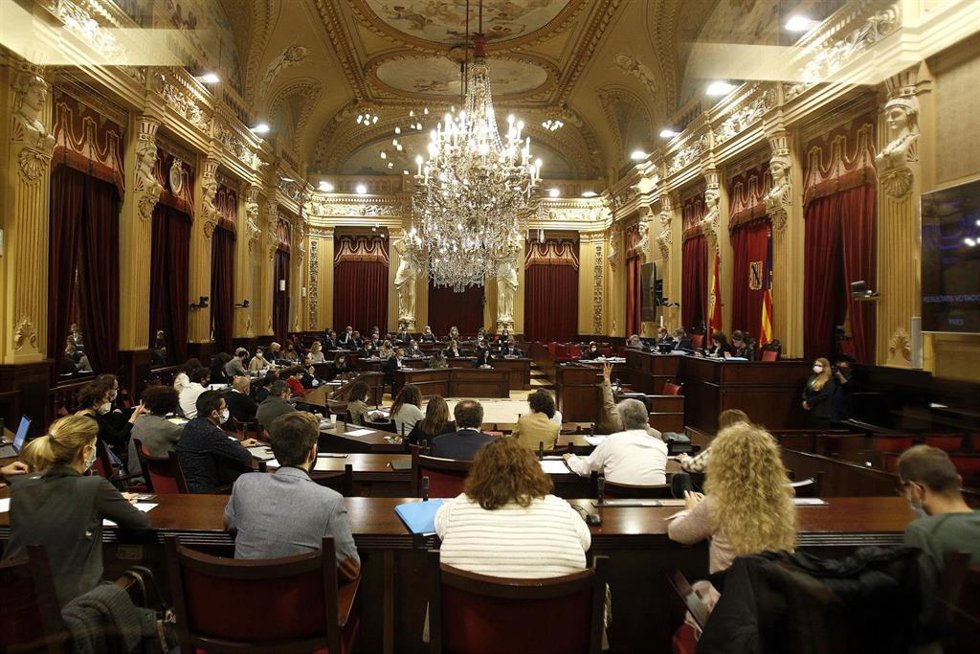 Archivo - Sesión plenaria en el Parlament.