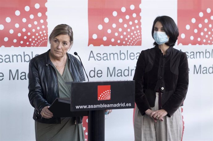 Es la secretaria de organización del PSOE-M, Marta Bernardo (i), y la portavoz adjunta del PSOE, Pilar Sánchez Acera (d), comparecen ante los medios tras un pleno de la Asamblea de Madrid, a 2 de diciembre de 2021, en Madrid (España). 