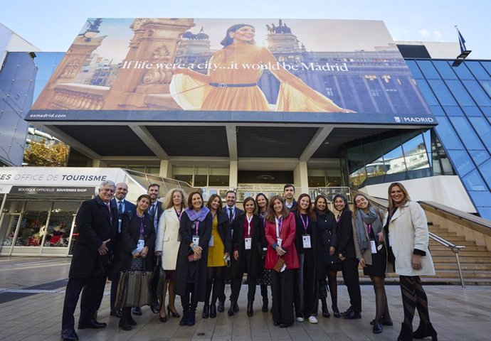 La delegación de Turismo de Madrid delante de la lona promocional de la capital en la feria ILTM en Cannes