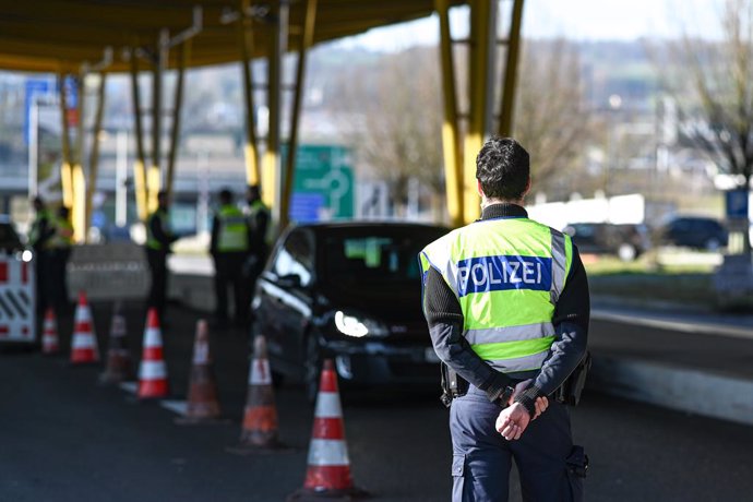 Archivo - 16 March 2020, Switzerland, Kreuzlingen: German policemen check people entering the country from Switzerland at the border crossing in Kreuzlingen. Germany has decided to partially close its borders amid the spread of the Coronavirus (Covid-19