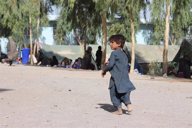 Archivo - Niño en un campamento de desplazados internos en Kandahar.