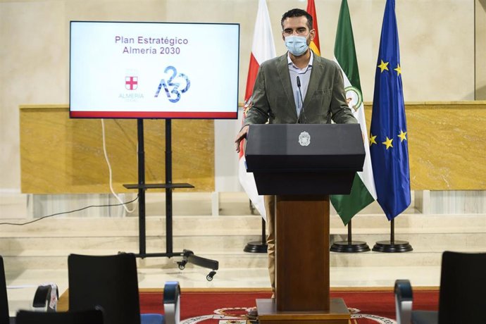Archivo - El alcalde de Almería en la presentación del Plan Estratégico Almería 2030.