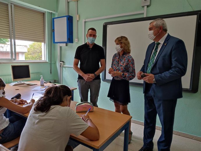 Troncoso visita el IES Ategua.