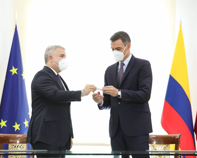 Archivo - El presidente del Gobierno, Pedro Sánchez (d), y el presidente de la República de Colombia, Iván Duque