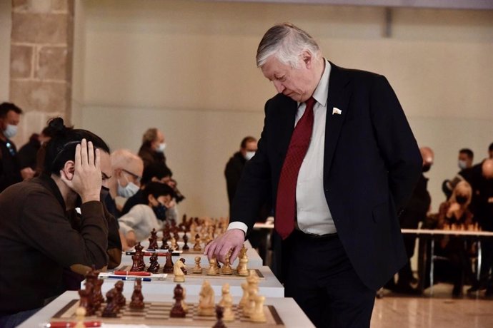 L'ex-campió del món d'escacs Anatoli Krpov al Museu Marítim de Barcelona