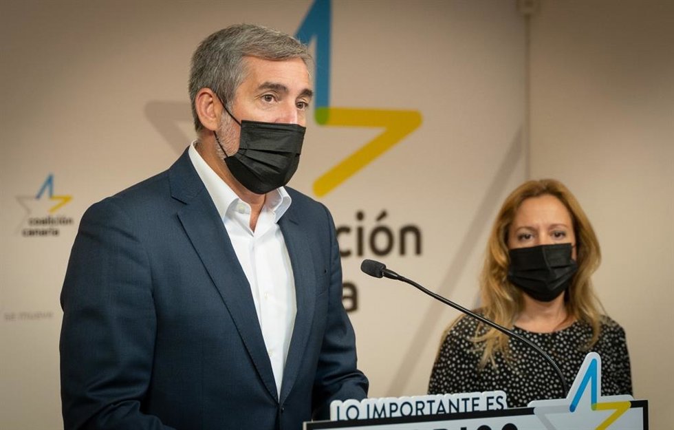 Archivo - El secretario general de CC, Fernando Clavijo, y la diputada autonómica Rosa Dávila, en una rueda de prensa para informar sobre los PGE