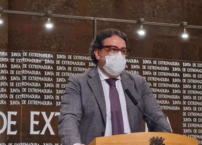 El vicepresidente segundo de la Junta y consejero de Sanidad, José María Vergeles, en rueda de prensa