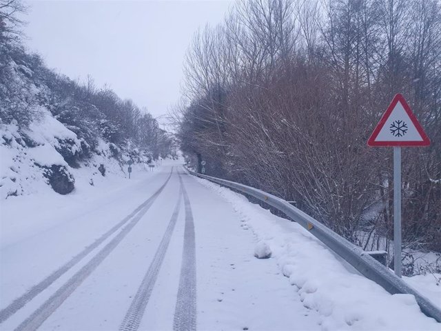 Archivo - Carretera con nieve en Cantabria