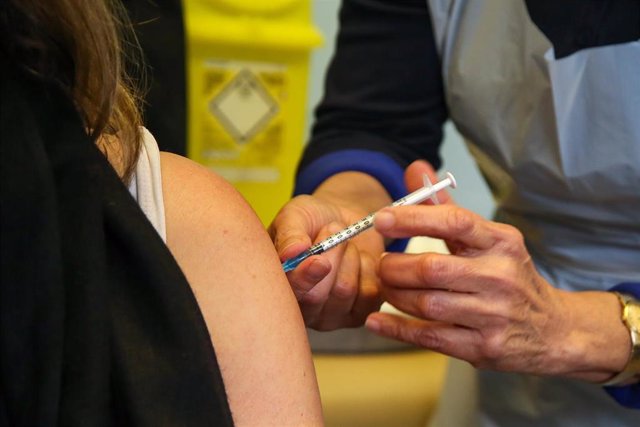 Vacunción contra la COVID-19 en Londres, la capital de Reino Unido. 