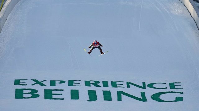 Un saltador de esquí en Chongli, China
