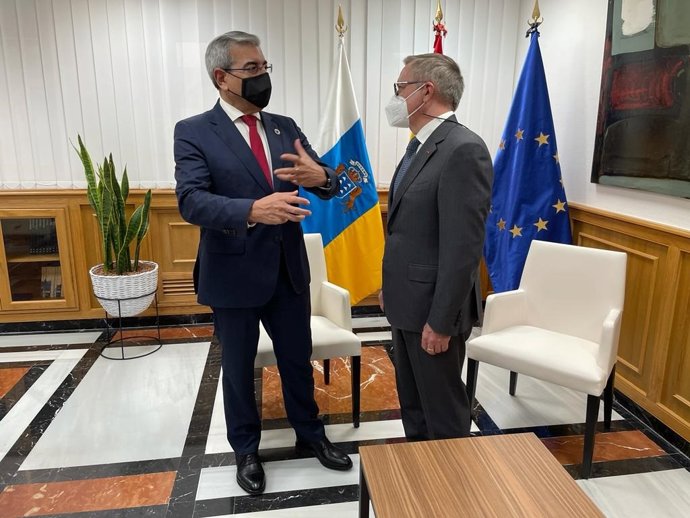 El vicepresidente canario y consejero de Hacienda, Presupuestos y Asuntos Europeos, Román Rodríguez, este martes junto al embajador de Kazajstan en España, Zhigalov Konstantin