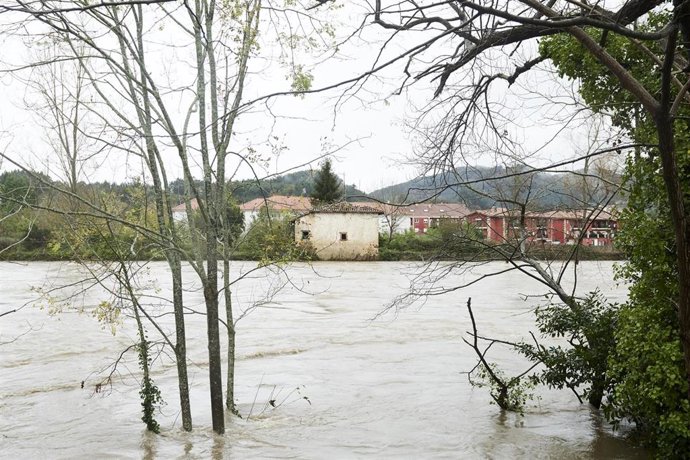 El río Asón con el caudal muy alto a su paso por Ampuero.- Archivo