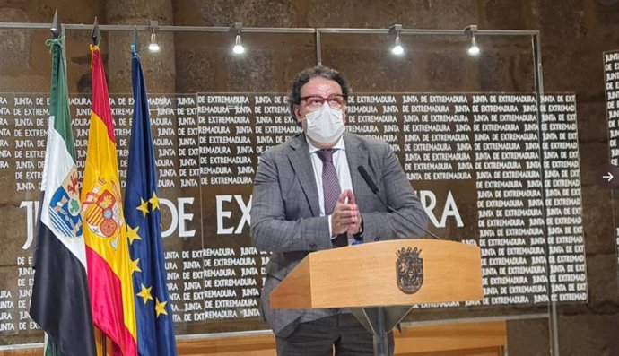 El vicepresidente segundo de la Junta y consejero de Sanidad, José María Vergeles, en rueda de prensa