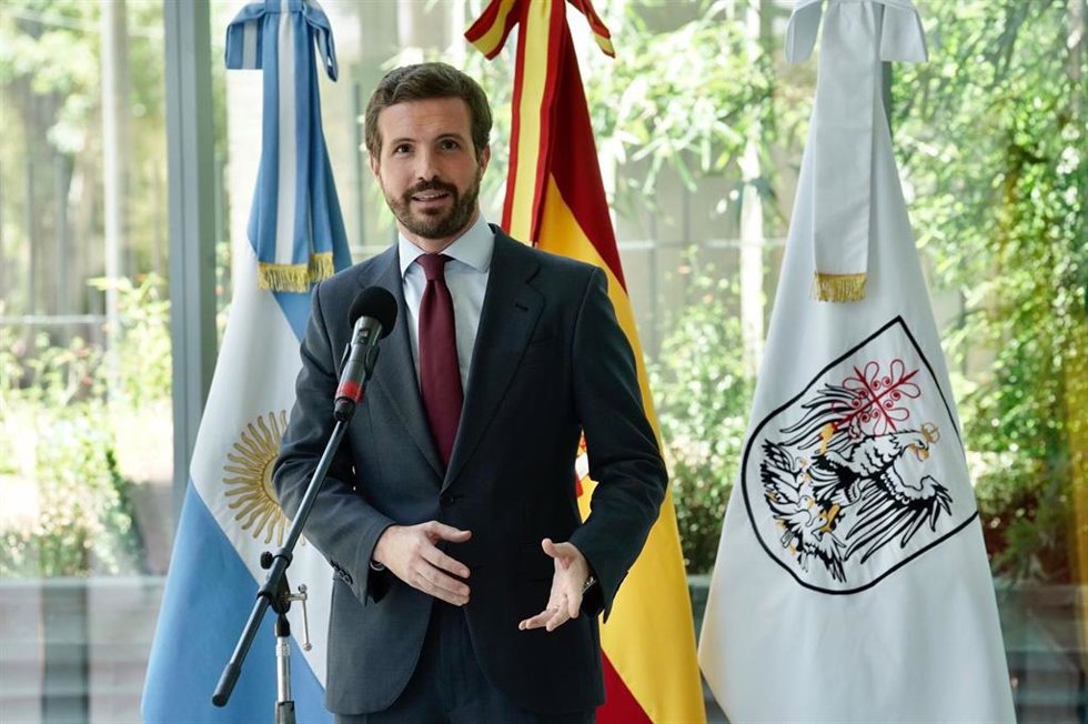 El presidente del PP, Pablo Casado, comparece ante la prensa tras reunirse con el jefe del Gobierno de la Ciudad de Buenos Aires, Horacio Rodríguez Larreta. En Buenos Aires, a 7 de diciembre de 2021.