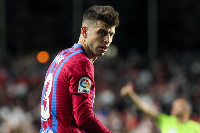 Archivo - Gerard Pique of FC Barcelona looks on during La Liga football match played between Rayo Vallecano and FC Barcelona at Vallecas stadium on October 27th, 2021 in Madrid, Spain.
