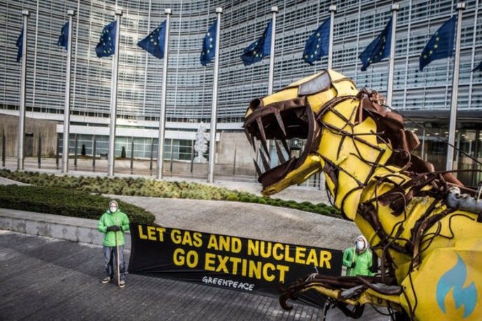 El 'Taxonosaurus' ante la Comisión Europea, en Bruselas.