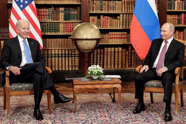 Archivo - FILED - 16 June 2021, Switzerland, Geneva: Russian President Vladimir Putin (R) attends a meeting with US President Joe Biden in Geneva. A meeting between Putin and Biden is scheduled to take place online on Tuesday, according to the Kremlin. Ph