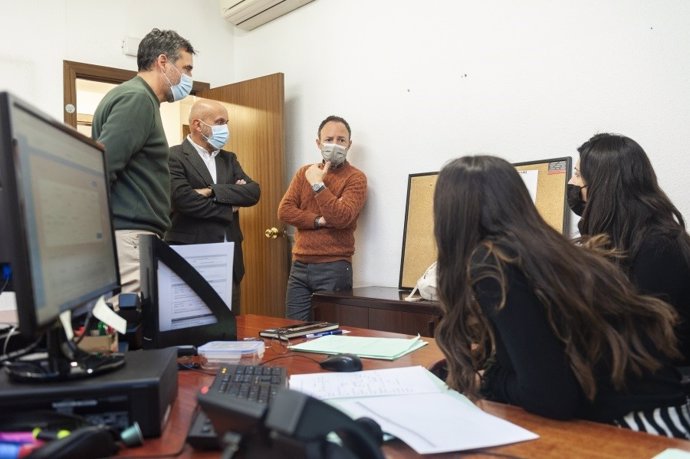 El ministro de Salud, Joan Martínez Benazet, y el jefe de Gobierno, Xavier Espot, visitan la Oficina Covid.