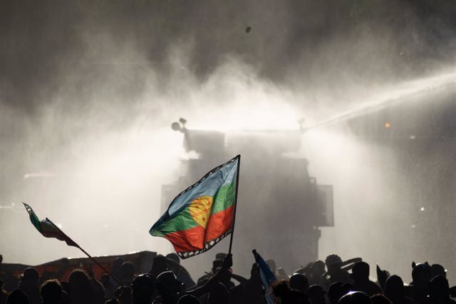 Archivo - Bandera Mapuche durante las manifestaciones contra el Gobierno en Chile