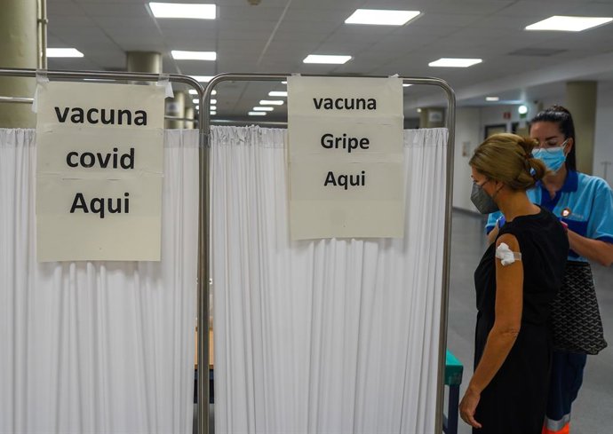 Archivo - Una `persona se vacuna con la tercera dosis Covid y la vacuna de la gripe a 18 de octubre del 2021 en Sevilla (Andalucía). La Consejería de Salud y Familias de la Junta de Andalucía ha comenzado este lunes, la administración de la tercera dosi