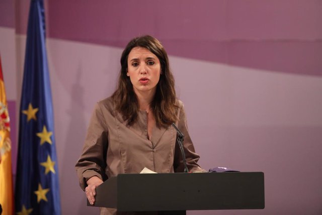 Archivo - La ministra de Igualdad, Irene Montero, durante una rueda de prensa en la sede ministerial, a 21 de abril de 2021, en Madrid (España).
