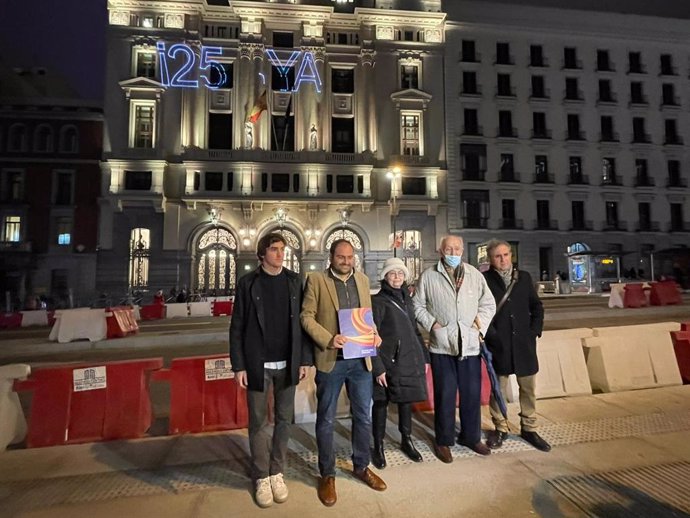 Societat Civil Catalana se concentra este jueves frente al Ministerio de Educación.