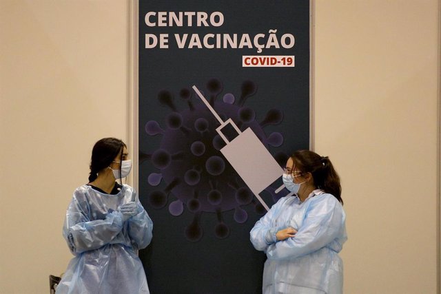 01 December 2021, Portugal, Lisbon: Healthcare workers wait to administer a dose of Coronavirus (Covid-19) vaccine to people, on the first day of a new vaccination center in Lisbon. Photo: Pedro Fiuza/ZUMA Press Wire/dpa