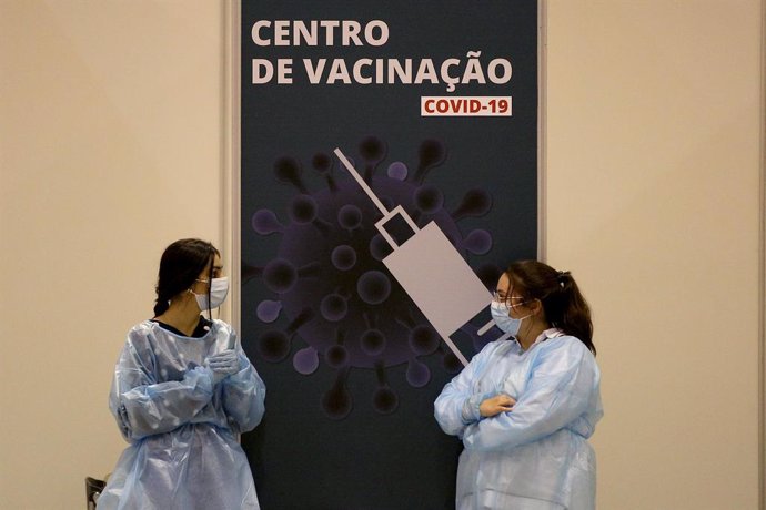 01 December 2021, Portugal, Lisbon: Healthcare workers wait to administer a dose of Coronavirus (Covid-19) vaccine to people, on the first day of a new vaccination center in Lisbon. Photo: Pedro Fiuza/ZUMA Press Wire/dpa
