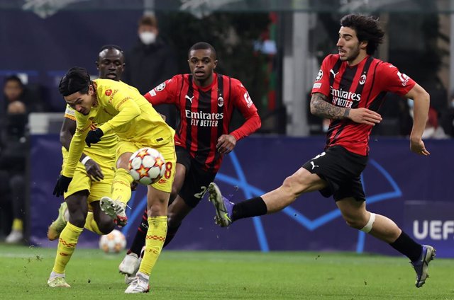 07 December 2021, Italy, Milan: Liverpool's Takumi Minamino (L) shoots on goal during the UEFA Champions League Group B soccer match between AC Milan and Liverpool FC at San Siro Stadium. Photo: Fabrizio Carabelli/PA Wire/dpa