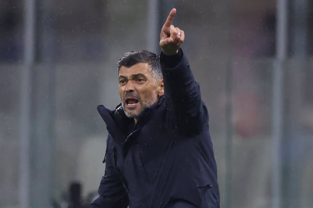 Archivo - 03 November 2021, Italy, Milan: Porto Head coach Sergio Conceicao gestures on the touchline during the UEFA Champions League Group B soccer match between AC Milan and FC Porto at San Siro Stadium. Photo: Jonathan Moscrop/CSM via ZUMA Wire/dpa