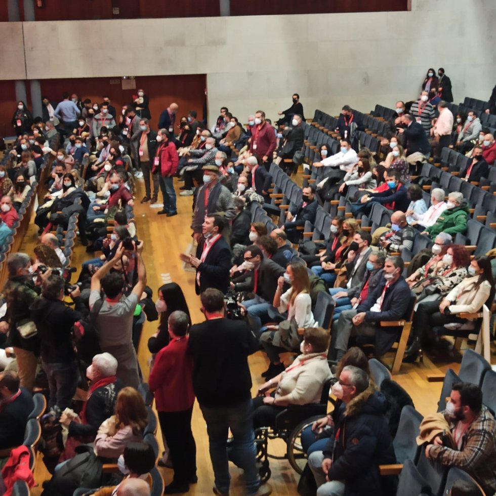 El portavoz parlamentario del PSdeG, Gonzalo Caballero, trata de tomar la palabra en el XIV Congreso Nacional del PSdeG