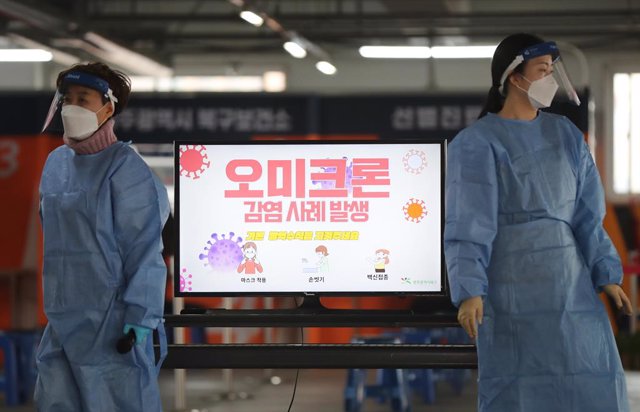 03 December 2021, South Korea, Gwangju: A sign warns of the spread of the omicron coronavirus variant at a COVID-19 testing station. Photo: -/YNA/dpa