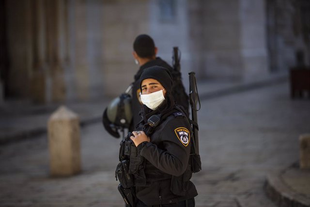 Archivo - Un policía de Israel en Jerusalén durante la pandemia de coronavirus