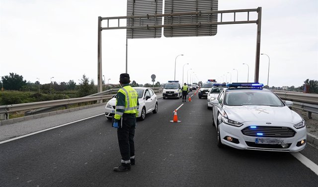 Archivo - Tráfico.-Las vías andaluzas registran un muerto y cuatro heridos en un solo accidente en el puente de Todos los Santos