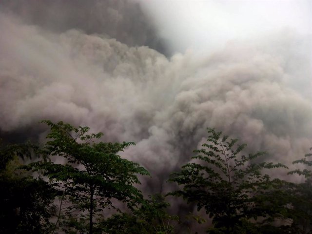 Nube de humo y ceniza tras la erupción del volcán Semeru