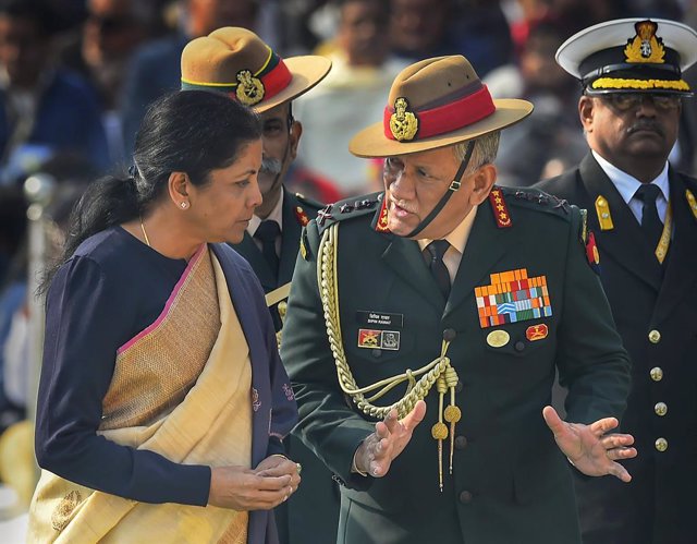 Archivo - La exministra de Defensa de India Nirmala Sitharaman y el jefe del Ejército, Bipin Rawat.