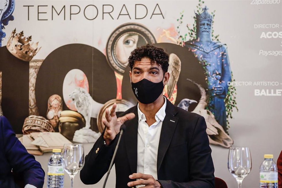 Archivo - El bailarín Carlos Acosta interviene en una rueda de prensa en la presentación de un nuevo espectáculo de su compañía Acosta Danza.