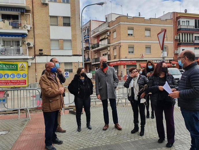 Los delegados Antonio Muñoz y Encarnación Aguilar, en las obras de mejora que se están haciendo en el viario del Distrito Triana.